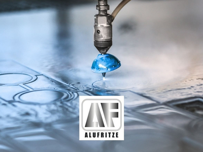 Wasserstrahlzuschnitte nach Maß werden gerade geschnitten